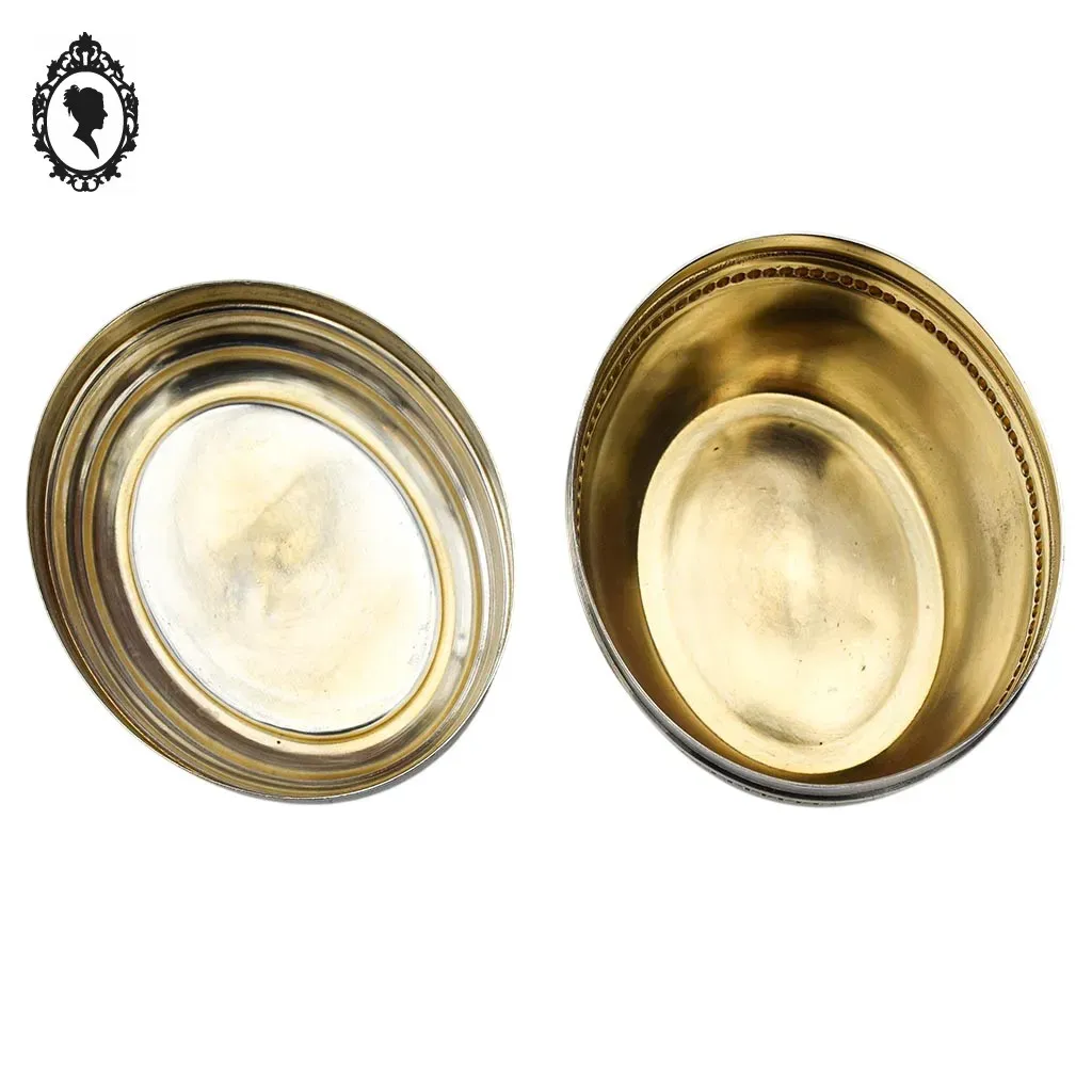 Boite ou bonbonnière en métal argenté ovale avec une scène romantique vintage – Image 9